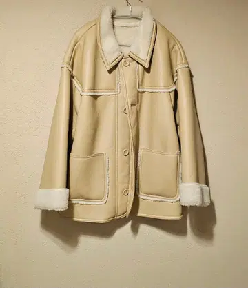 moussy 크림색 보아 자켓 버튼 포함