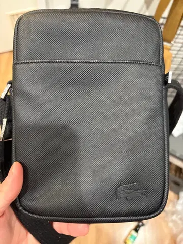 라코스테 LACOSTE 카노지 엠보싱 PVC 카메라 파우치 숄더백