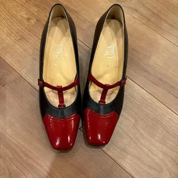 블랙과 빨간색 오더 스트랩 펌프스 여성용 21.5cm