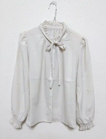 [ Couture Brooch ] 타이 프릴 블라우스