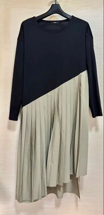 오즈모시스 비대칭 플리츠 바이컬러 원피스