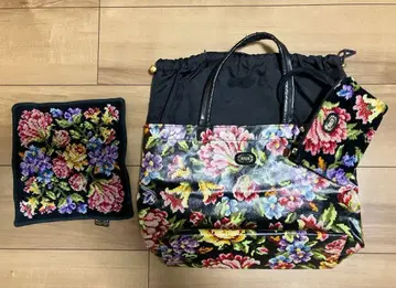FELLER. 꽃무늬 자수 토트백과 파우치 포함