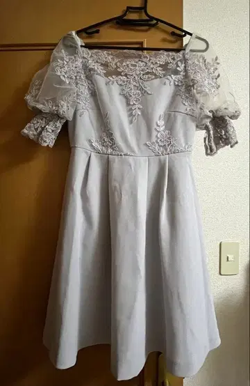 오프숄더 자수 미니 원피스 그레이