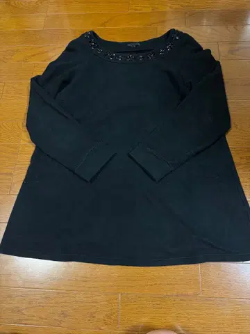 TO BE CHIC 블랙 비즈 장식 긴팔 상의