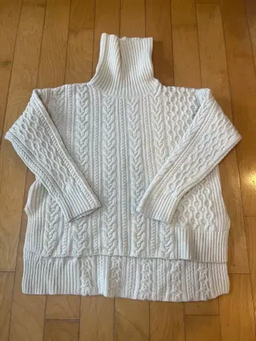 맥피 투모로우랜드 하이넥 니트 케이블 짜임 큼직하게