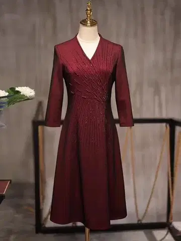 버건디 긴팔 플리츠 드레스