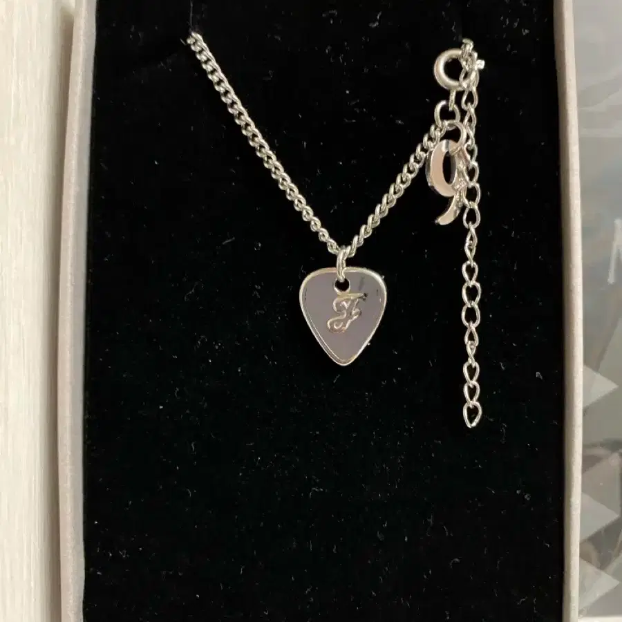 Seventeen Joshua necklace