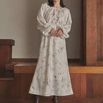 어뉴언스 라인 플라워 세미 플레어 원피스 아이보리 롱 꽃무늬