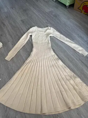 크림색 니트 롱 원피스