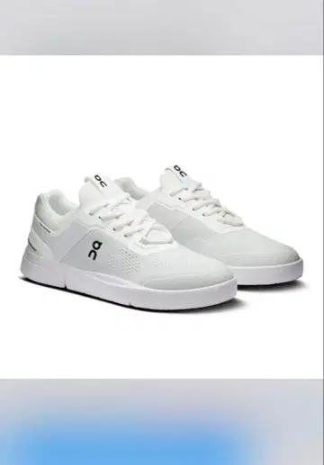 온 화이트 스니커즈