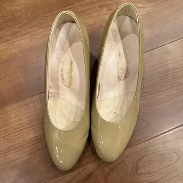 베이지 광택 마감 중간 힐 펌프스 22cm