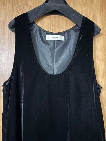 anuke 블랙 벨벳 슬리브리스 롱 원피스