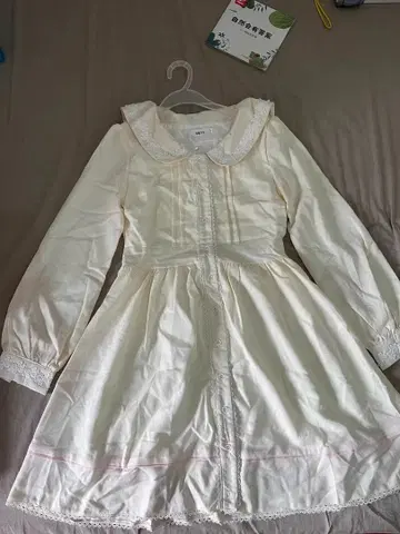 크림색 카라 원피스