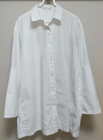 NOBLE 화이트 긴팔 셔츠 변형 소매