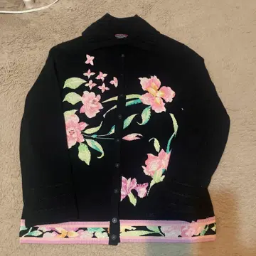 하자품 레오나르 카라 부착 럭셔리 비즈 사용 가디건 M 사이즈