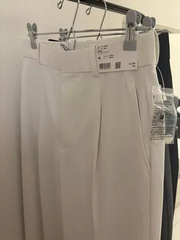 유니클로 턱 와이드 팬츠 화이트 M 사이즈