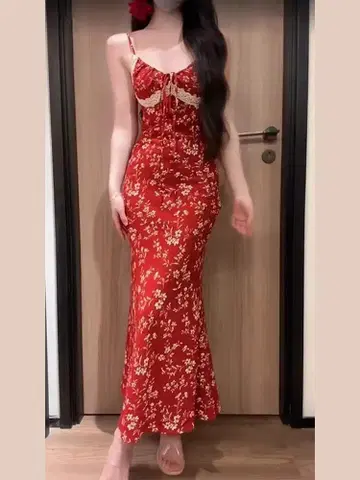 빨간색 꽃무늬 맥시 드레스