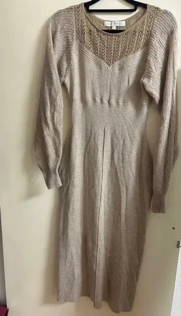 베이지 긴팔 니트 원피스