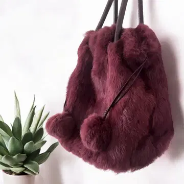 새상품급 인조 모피 숄더백 버건디 폼폼 포함