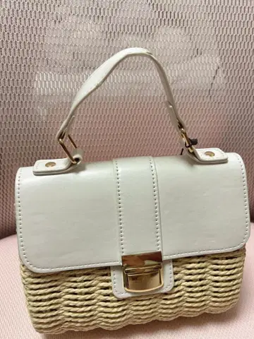 화이트와 베이지 바스켓백