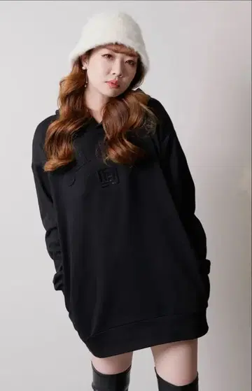 LIP SERVICE CHERI 엠보싱 맨투맨 원피스 블랙