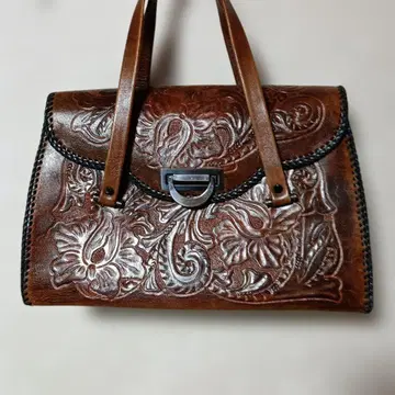 브라운 가죽 엠보싱 핸드백