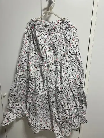 ZARA 플레어 스커트 화이트 베이스에 블랙과 빨간색 꽃무늬 S