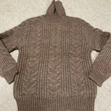 브라운 케이블 니트 터틀넥 스웨터
