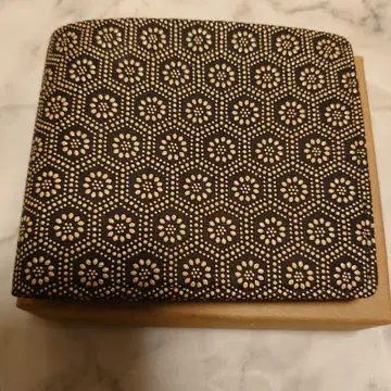 인덴야 접이식 지갑 블랙 베이스 금 무늬