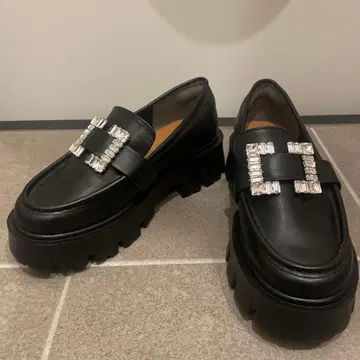 새상품급 PECHINCHAR 비쥬 버클 로퍼 24.5