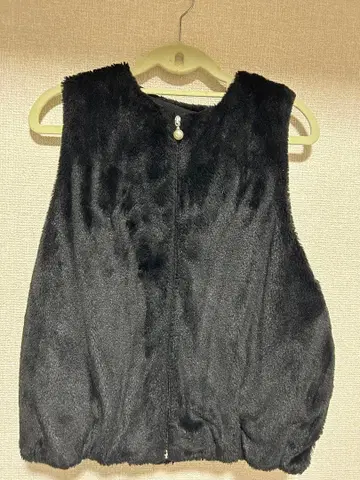 새상품급 퍼 소재 블랙 슬리브리스 베스트