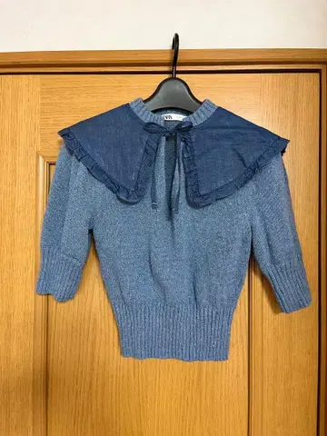 프릴 달린 데님 옷깃의 파란 니트 스웨터