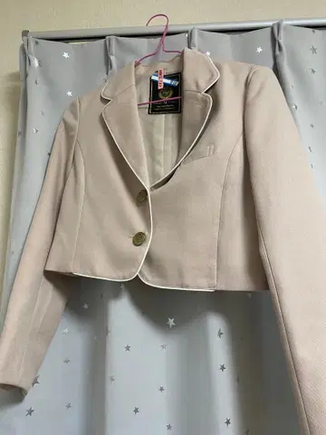 베이지 자켓 화이트 블라우스 체크 스커트 세트