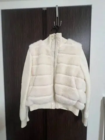 퍼 달린 아우터 화이트