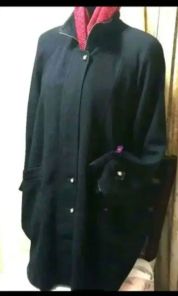 ZIP 개폐에 외부 버튼이 달린 튼튼한 코트 자켓입니다.