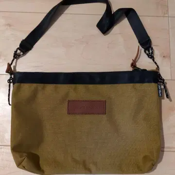 카키 숄더백