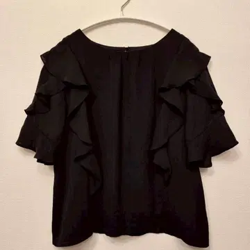 트란테안    36 새상품급 프릴 달린 반팔 상의