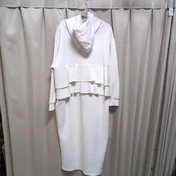 화이트 프릴 후드 부착 롱 원피스