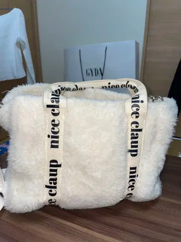 NICE CLAUP 로고 테이프 인조 모피 미니 토트백 화이트