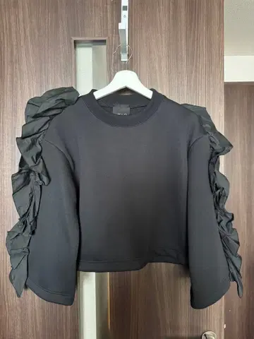 ACLO 프릴 맨투맨