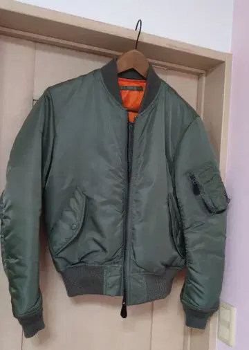 컨디션 최상 MA-1 플라이트 자켓 올리브 그린 AVIREX