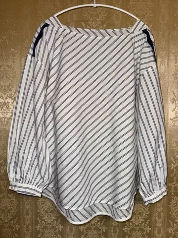 PASSIONE 스트라이프 패턴 보트넥 상의