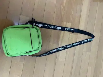 nico and - 그린 숄더백 로고