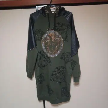 올리브 그린 후드티 메달리온 장식