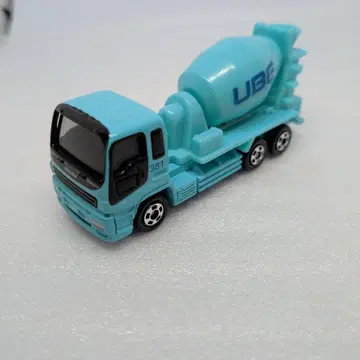 토미카 이스즈 기가 탱크로리 UBE