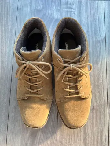 conqueror 베이지 스웨이드 하이컷 스니커즈