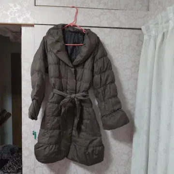 다크 브라운 후드 부착 다운 자켓