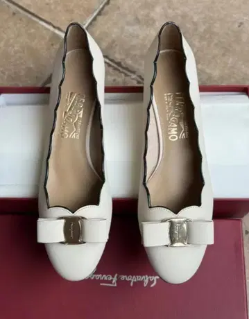 Ferragamo 화이트 스캘럽 펌프스