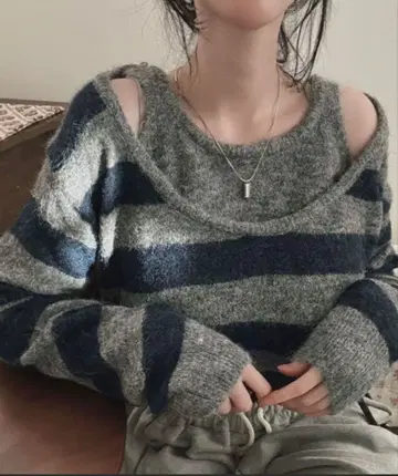 오프숄더 긴팔 니트 그레이 네이비