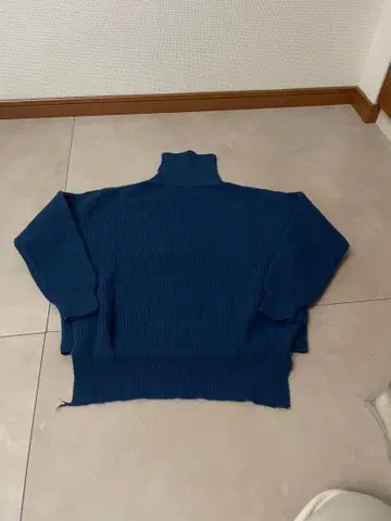 네이비 터틀넥 스웨터